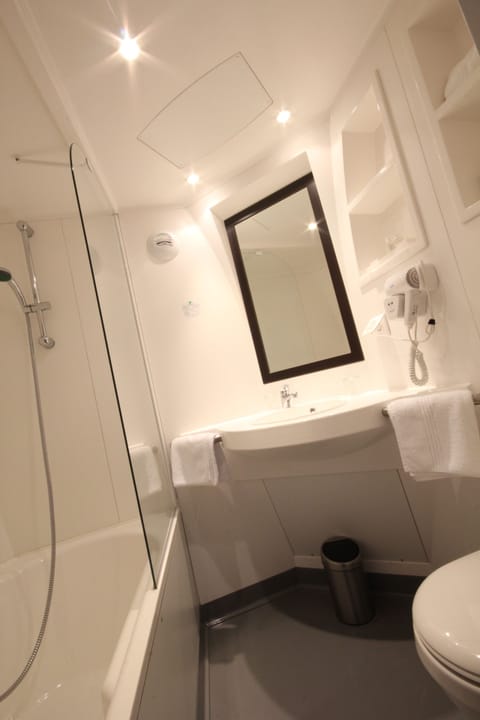 Family Room | Bathroom | Free toiletries, hair dryer, towels, soap