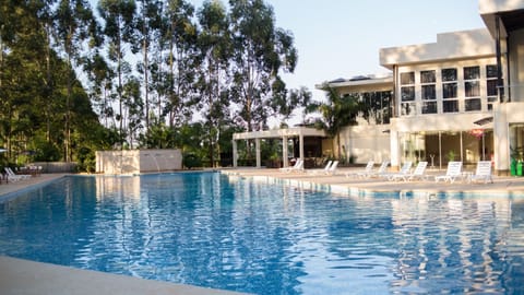 Outdoor pool, free cabanas, pool umbrellas