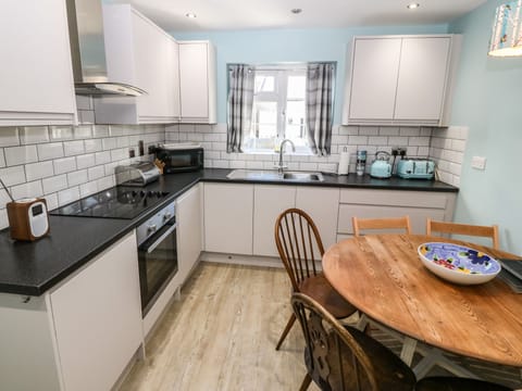 Cottage | Private kitchen | Fridge, electric kettle, toaster, cookware/dishes/utensils