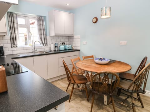 Cottage | Private kitchen | Fridge, electric kettle, toaster, cookware/dishes/utensils