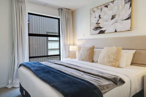 House | 2 bedrooms, desk, laptop workspace, iron/ironing board