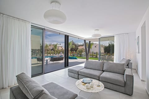 Villa, 5 Bedrooms, Private Pool, Garden View | Living room