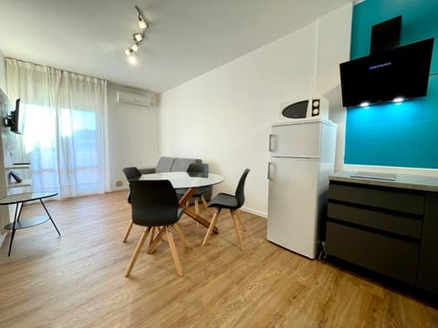 Apartment, 1 Bedroom, Balcony, Ocean View | Dining room