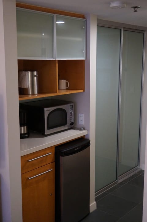 Superior Room, Ocean View (Waikiki Tower) | Microwave