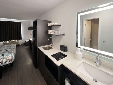 Standard Room, 1 Queen Bed, Non Smoking, Kitchenette | Private kitchenette | Full-size fridge, microwave, stovetop, toaster