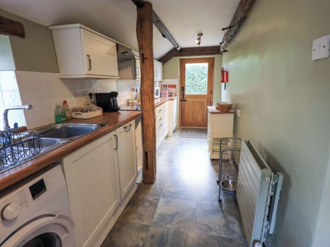 Cottage | Private kitchen | Fridge, dishwasher, electric kettle, toaster
