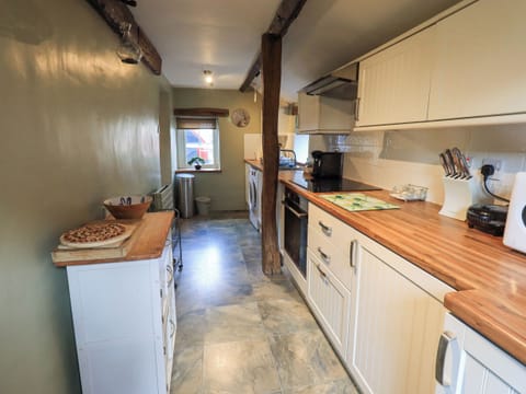 Cottage | Private kitchen | Fridge, dishwasher, electric kettle, toaster
