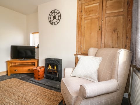 Cottage | Living area | Fireplace
