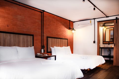 Deluxe Room | In-room safe, desk, iron/ironing board, free WiFi