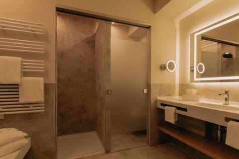 Hypo-allergenic bedding, in-room safe, desk, soundproofing