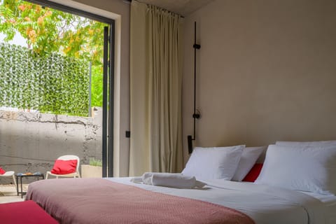 Room, 1 Queen Bed, Patio | Desk, soundproofing, iron/ironing board, free WiFi