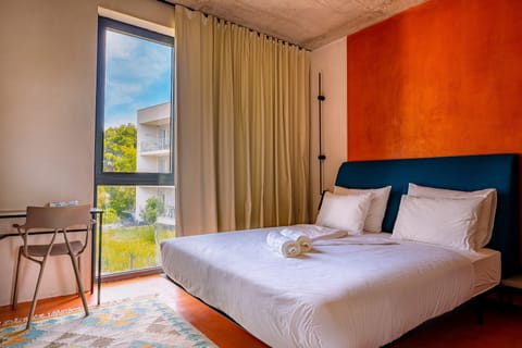 Room, 1 Queen Bed | Desk, soundproofing, iron/ironing board, free WiFi