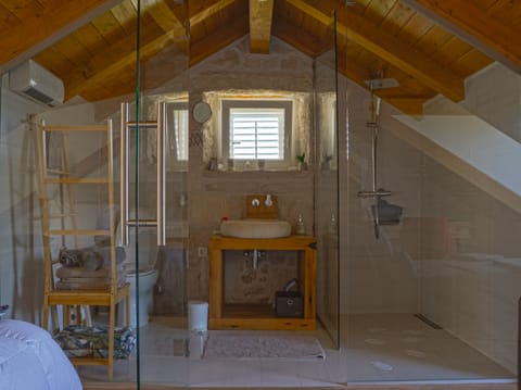 Deluxe Double Room, Sea View, Beachfront | Bathroom | Shower, hair dryer, bathrobes, towels