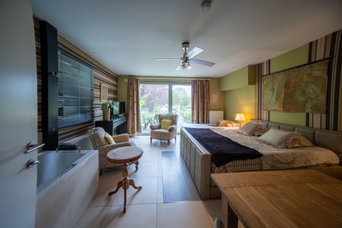 Deluxe Triple Room | Individually decorated, individually furnished, laptop workspace