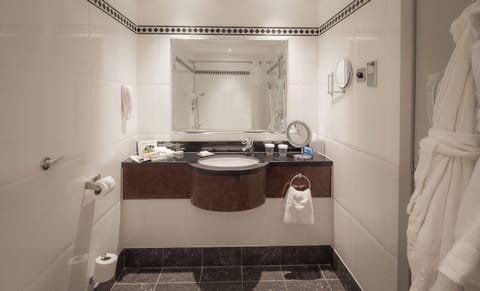 Deluxe Double Room | Bathroom | Combined shower/tub, hair dryer, towels