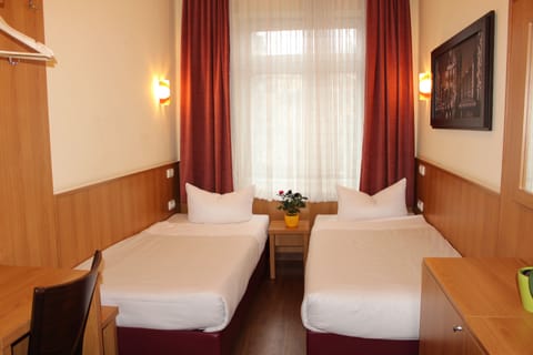 Twin Room | Living room | Flat-screen TV