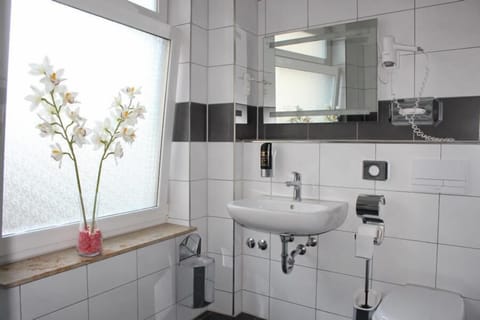 Shower, hair dryer, towels, shampoo