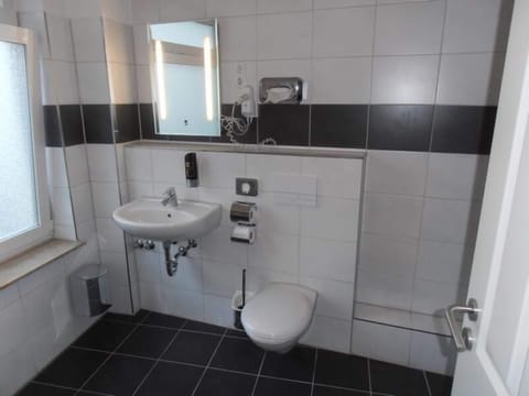 Triple Room | Bathroom | Shower, hair dryer, towels, shampoo