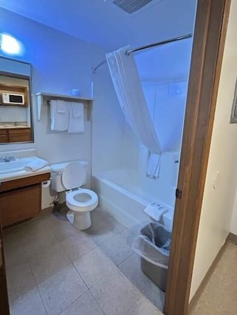 Combined shower/tub, towels