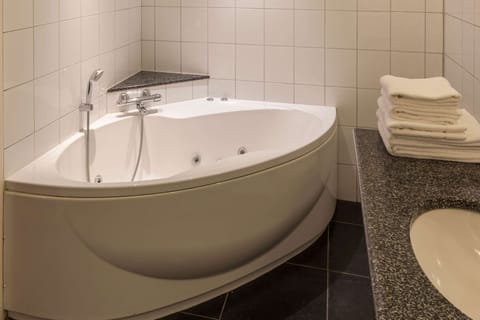 Suite, 1 Queen Bed, Non Smoking | Bathroom | Combined shower/tub, hair dryer, towels