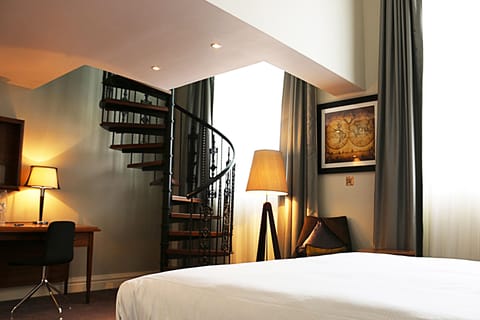 Deluxe Room, 1 King Bed, Non Smoking | In-room safe, free WiFi, bed sheets, alarm clocks