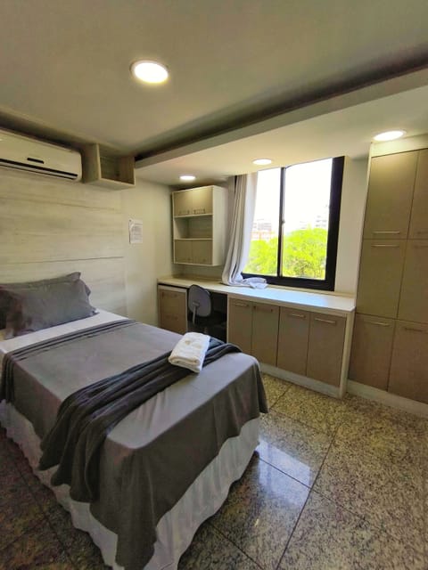 Quarto 04 | Premium bedding, blackout drapes, iron/ironing board, free WiFi