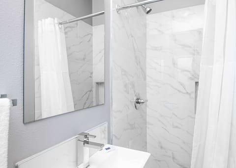 Separate tub and shower, towels