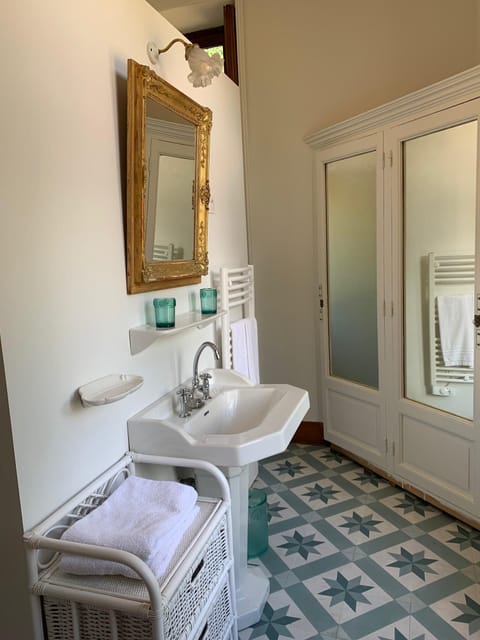 Superior Double Room, Ensuite, Park View (Chambre Jeanne Guesnet) | Bathroom
