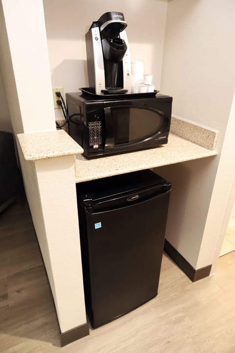 Room, 1 King Bed, Non Smoking | Premium bedding, in-room safe, desk, laptop workspace