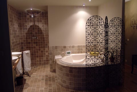 Comfort Double Room, 1 Queen Bed | Bathroom | Separate tub and shower, free toiletries, hair dryer, bathrobes