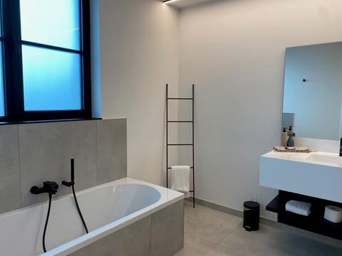 Deluxe Double Room, 1 King Bed | Bathroom | Hair dryer, towels, soap, shampoo