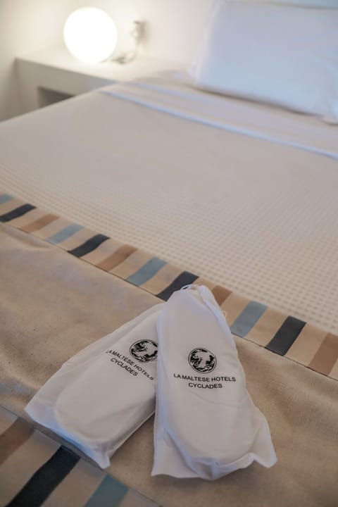 Deluxe Apartment, Semi Private Pool (Caldera View) | Bathroom | Shower, rainfall showerhead, free toiletries, hair dryer