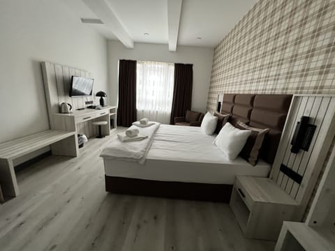 Double Room | Hypo-allergenic bedding, in-room safe, desk, laptop workspace