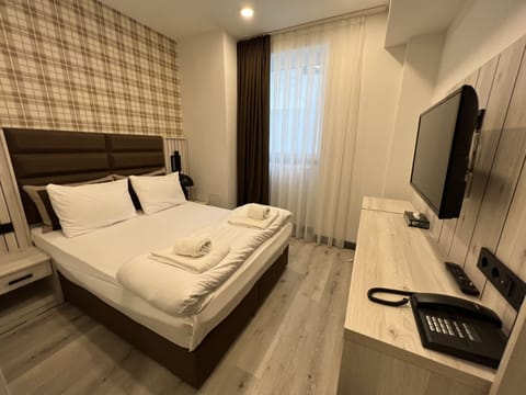 Economy Double Room | Hypo-allergenic bedding, in-room safe, desk, laptop workspace