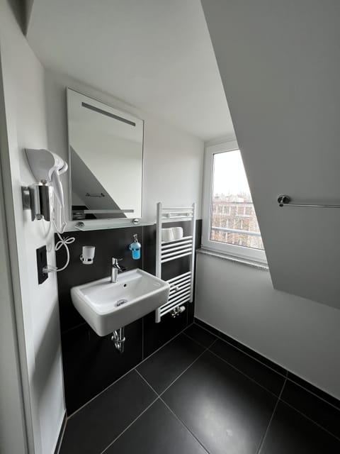 Single Room | Bathroom | Shower, rainfall showerhead, free toiletries, hair dryer