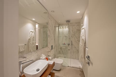 Courtyard King Suite | Bathroom | Shower, rainfall showerhead, designer toiletries, hair dryer