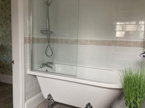 Luxury Double Room | Bathroom | Shower, rainfall showerhead, free toiletries, hair dryer