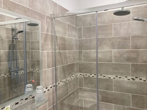 Superior Double Room | Bathroom | Shower, rainfall showerhead, free toiletries, hair dryer