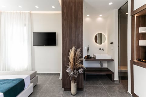 Deluxe Double Room | Premium bedding, minibar, in-room safe, desk