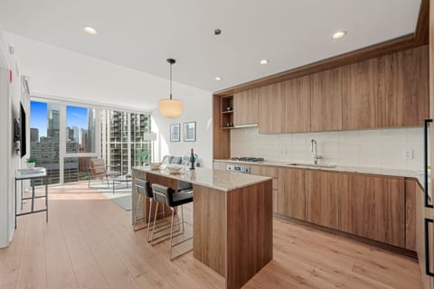 Full-size fridge, microwave, oven, stovetop