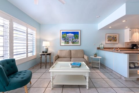 Pineapple Suite | Living area | 42-inch flat-screen TV with cable channels, TV