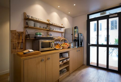 Daily continental breakfast (EUR 16 per person)