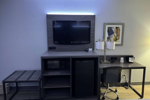 Desk, laptop workspace, iron/ironing board, free WiFi