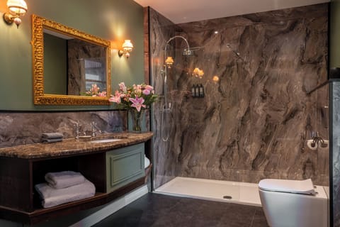 Luxury Quadruple Room | Bathroom | Shower, rainfall showerhead, free toiletries, hair dryer