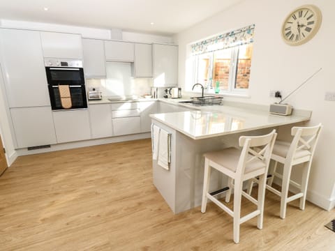 Cottage | Private kitchen | Fridge, dishwasher, electric kettle, toaster