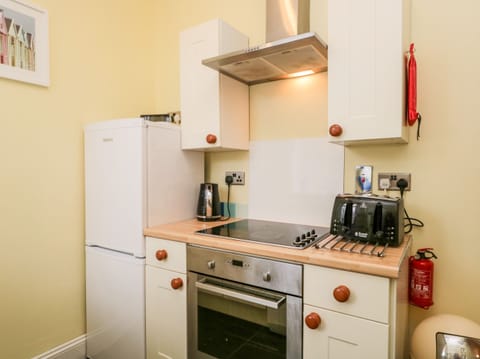 Cottage | Private kitchen | Fridge, dishwasher, electric kettle, toaster