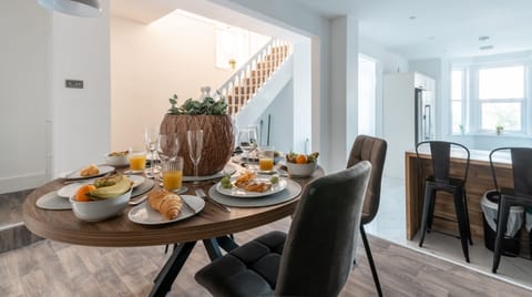 House | 4 bedrooms, individually furnished, laptop workspace, Internet