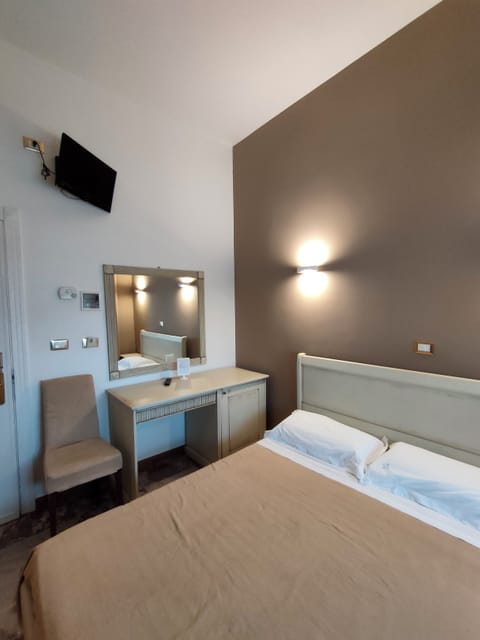 Double Room | Minibar, in-room safe, individually decorated, individually furnished