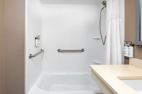 Combined shower/tub, hair dryer, towels