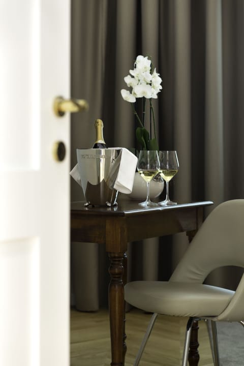 Standard Room | Hypo-allergenic bedding, down comforters, minibar, in-room safe